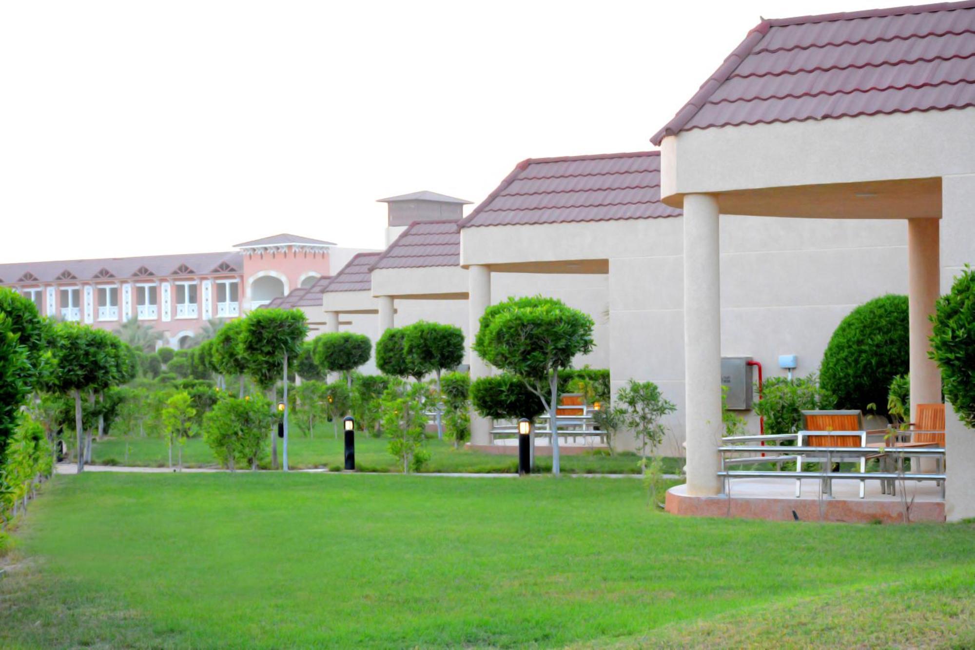 Radisson Blu Resort, Al Khobar Half Moon Bay Exteriör bild Residential villas in Al-Ghazal