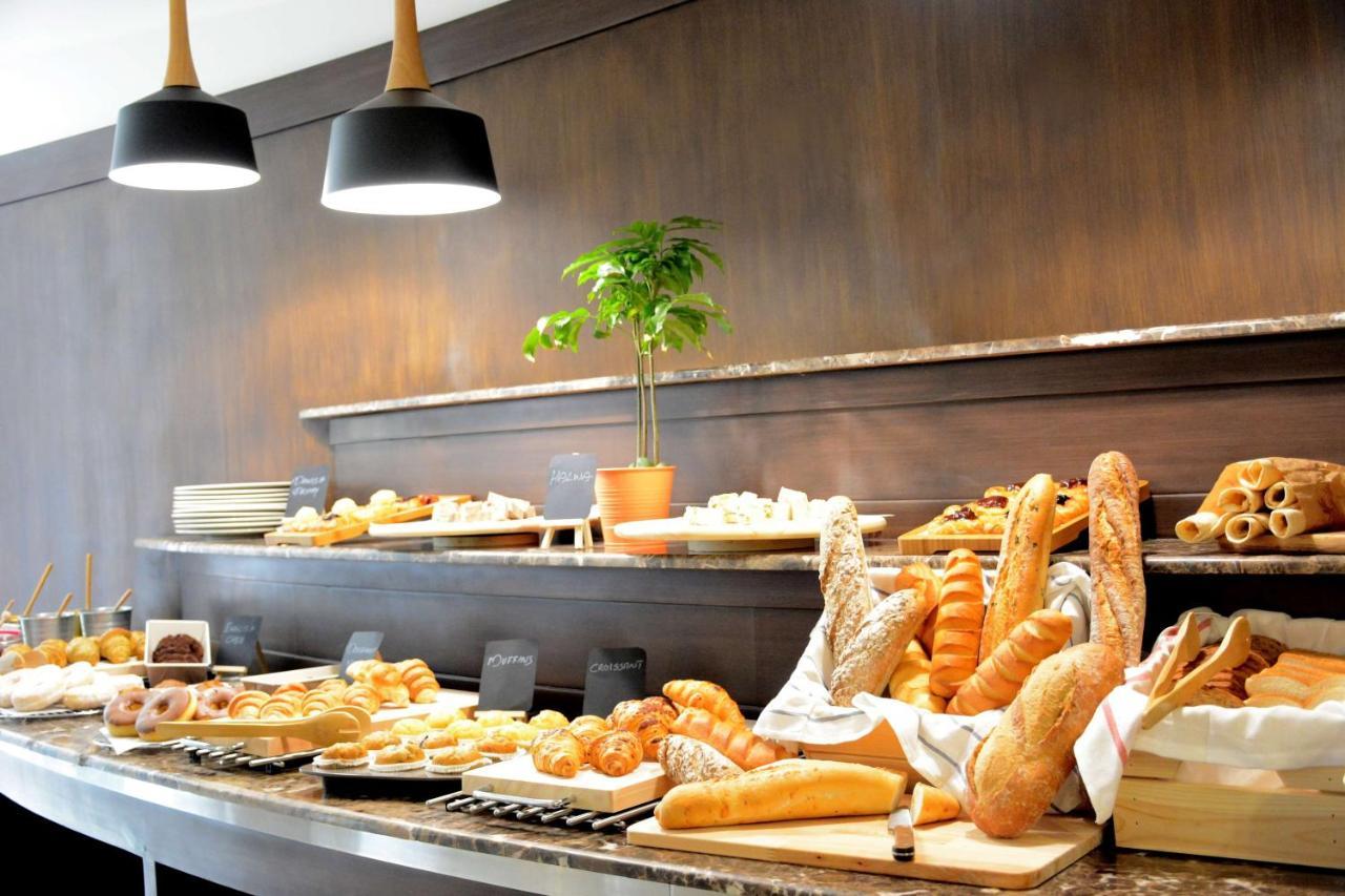 Radisson Blu Resort, Al Khobar Half Moon Bay Exteriör bild A bread buffet at a hotel