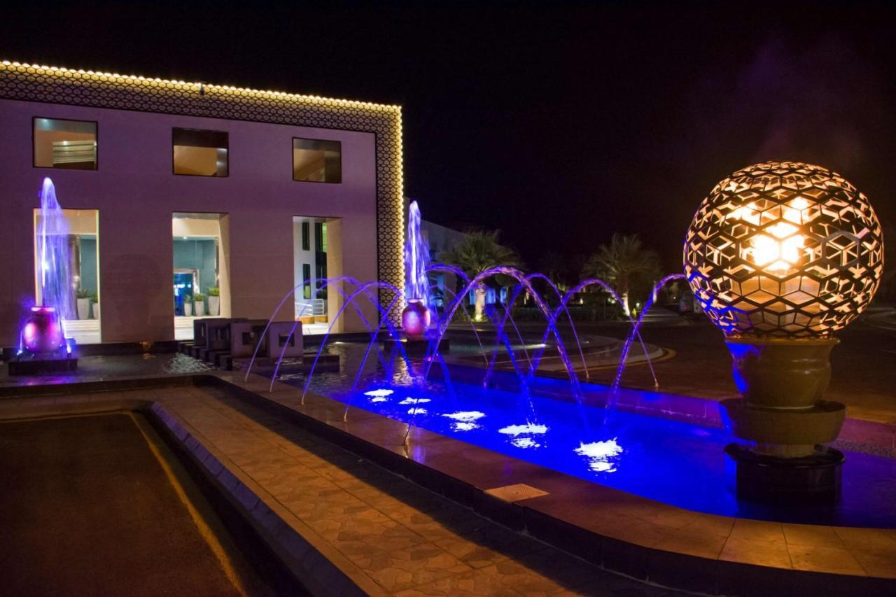 Radisson Blu Resort, Al Khobar Half Moon Bay Exteriör bild Fountain at the hotel