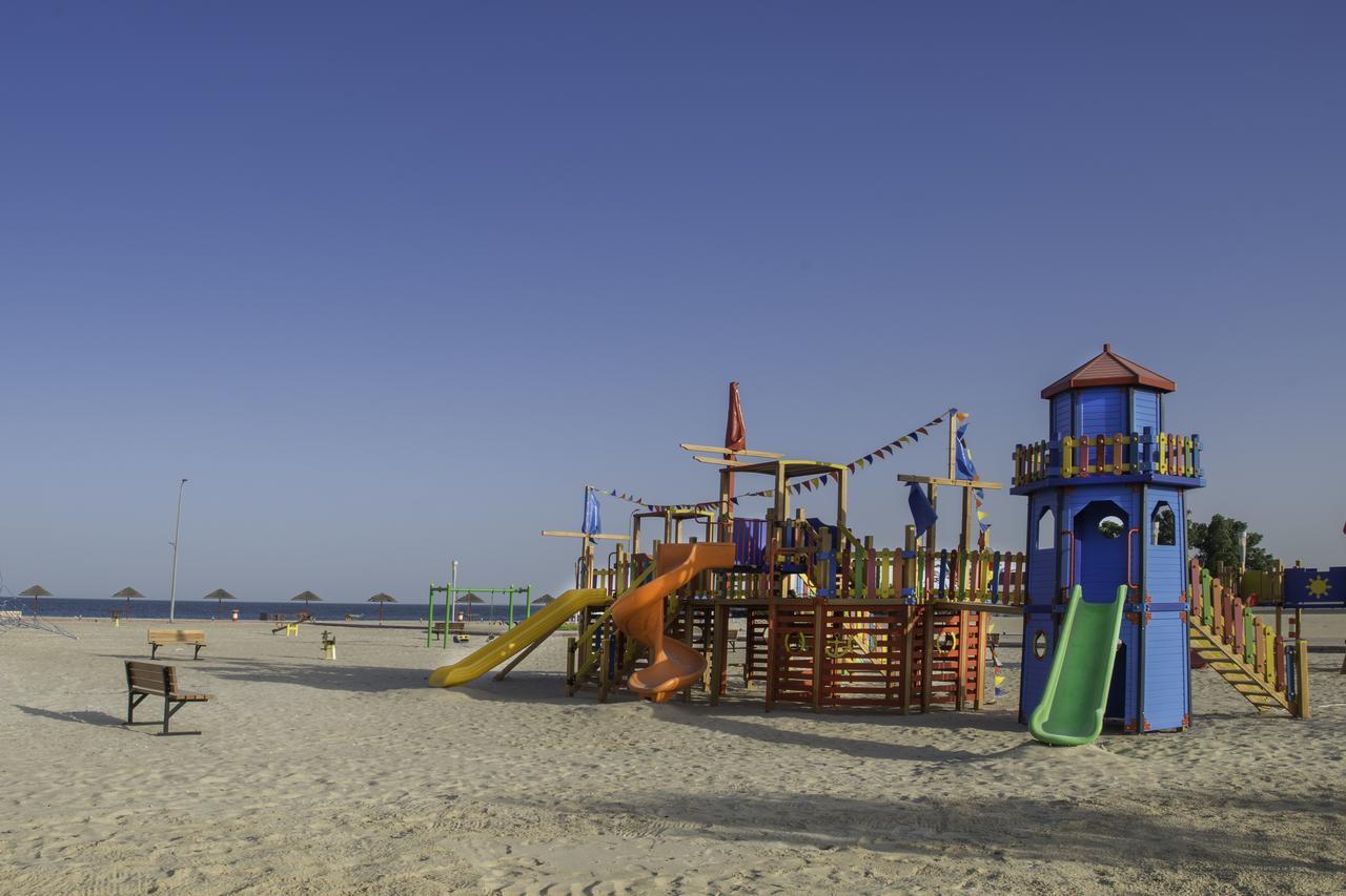 Radisson Blu Resort, Al Khobar Half Moon Bay Exteriör bild Playground on the beach