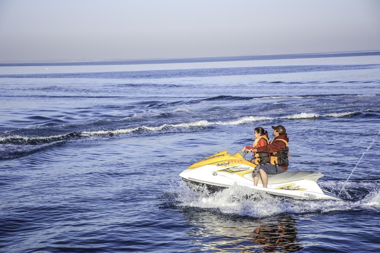Radisson Blu Resort, Al Khobar Half Moon Bay Exteriör bild Jet skiing in the Mediterranean