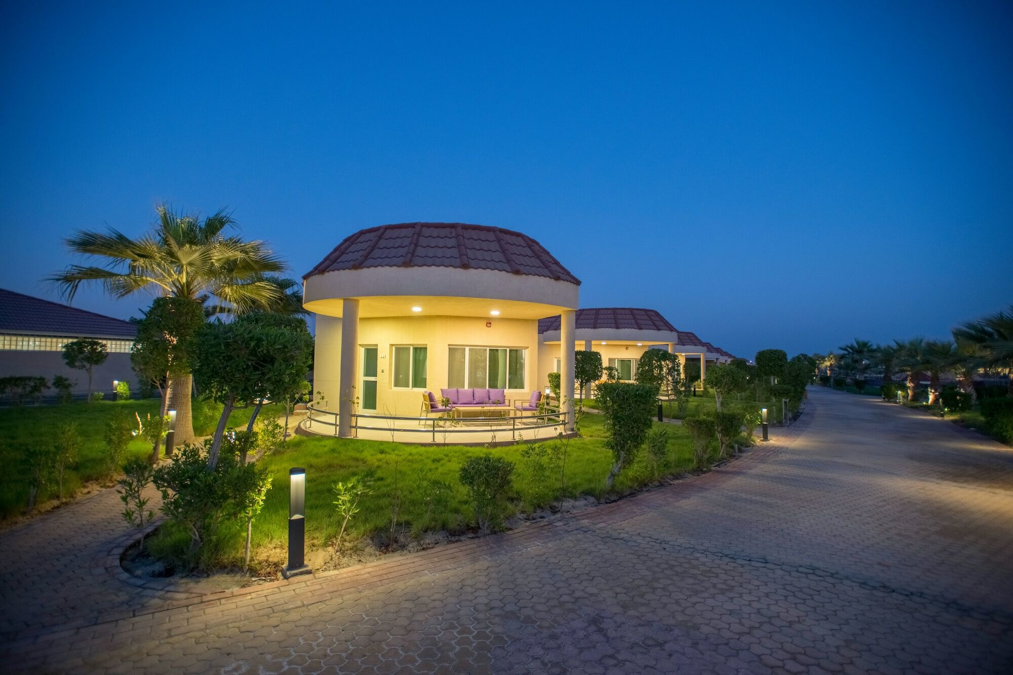 Radisson Blu Resort, Al Khobar Half Moon Bay Exteriör bild The resort at night