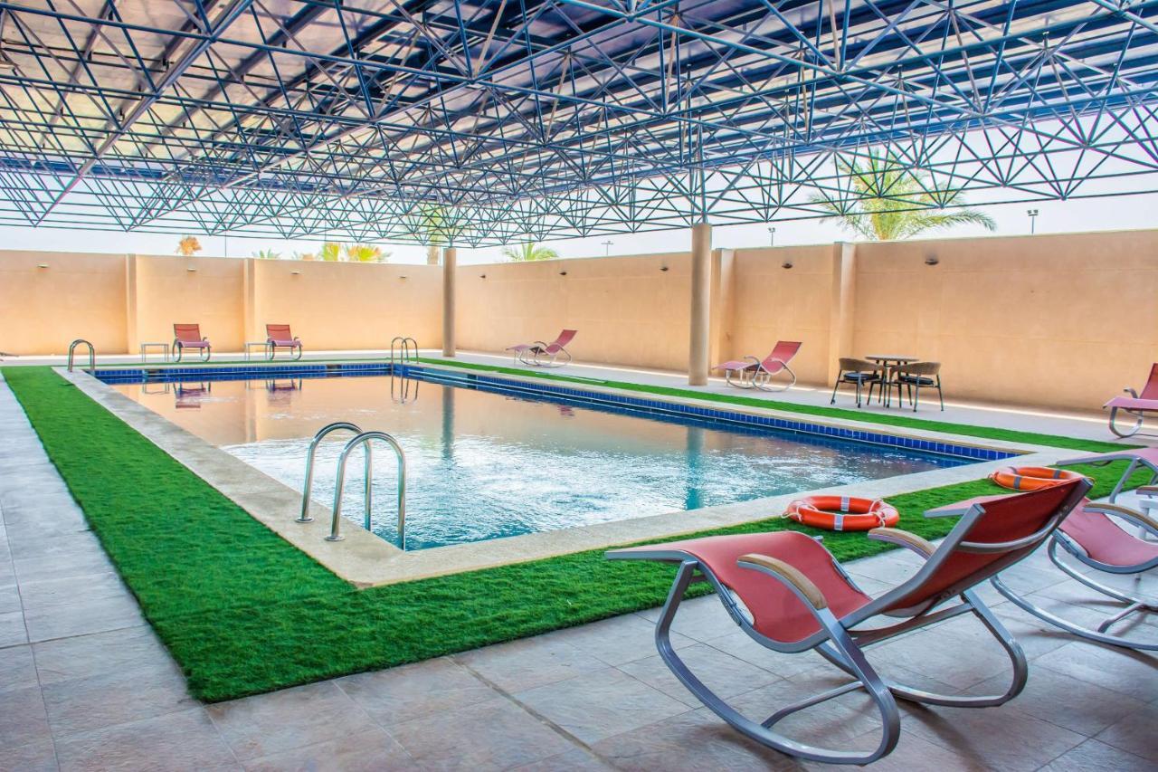 Radisson Blu Resort, Al Khobar Half Moon Bay Exteriör bild Swimming pool at the hotel