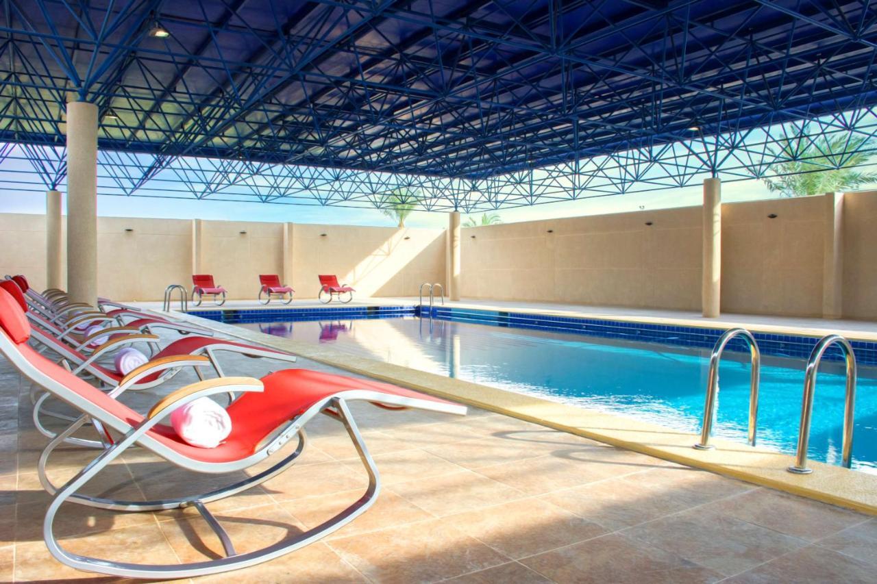 Radisson Blu Resort, Al Khobar Half Moon Bay Exteriör bild Swimming pool at the hotel