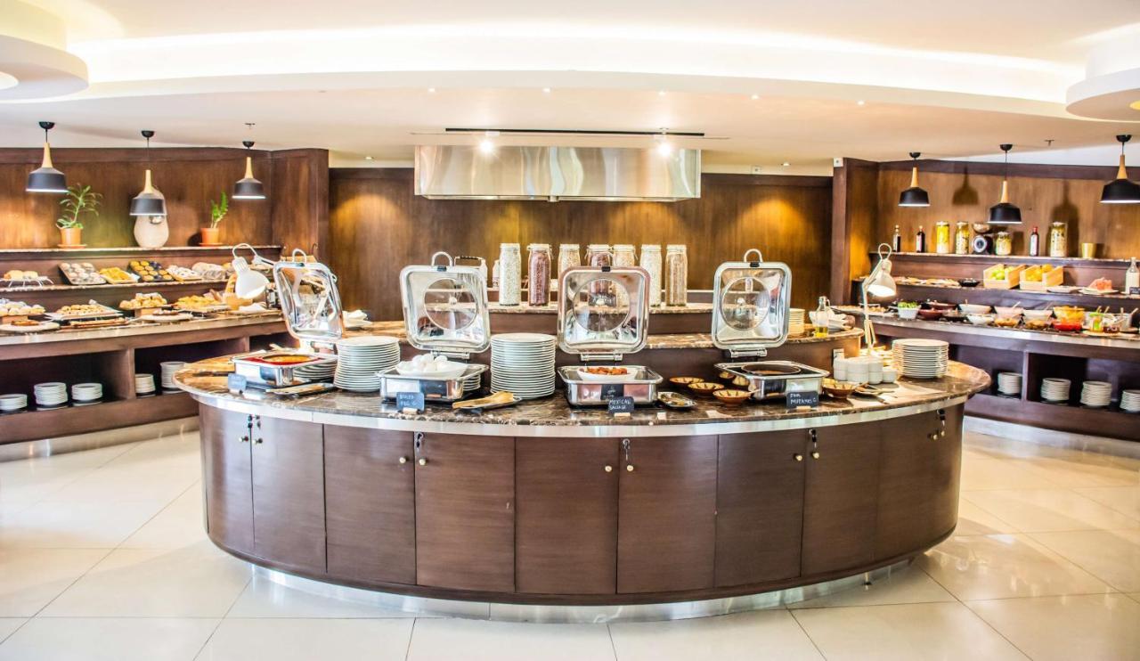 Radisson Blu Resort, Al Khobar Half Moon Bay Exteriör bild A buffet at a hotel