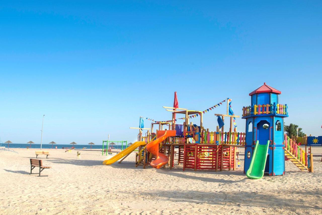 Radisson Blu Resort, Al Khobar Half Moon Bay Exteriör bild Playground on the beach