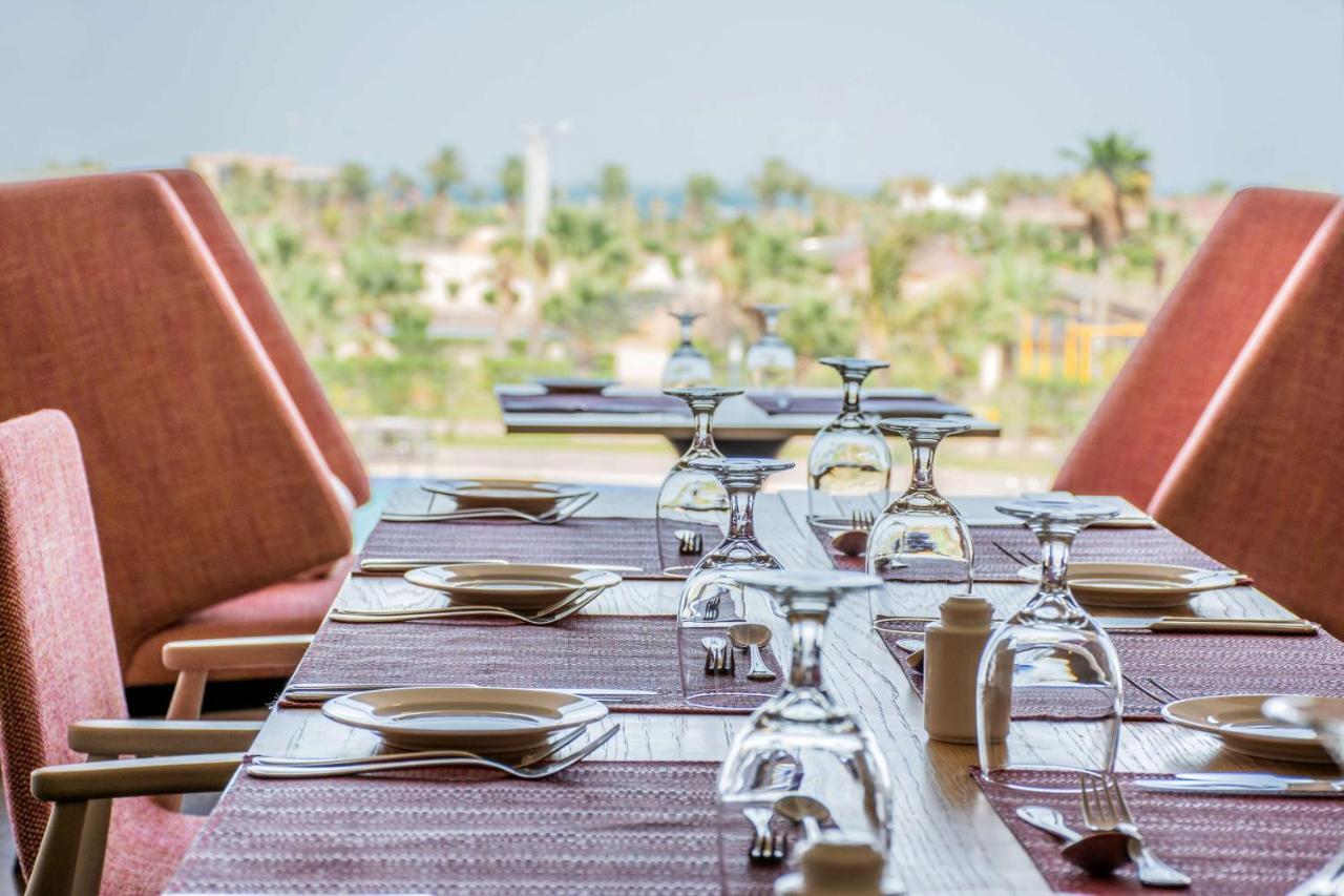 Radisson Blu Resort, Al Khobar Half Moon Bay Exteriör bild The Deck